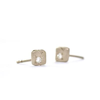 MINIMALIST EARRINGS ARE ALWAYS BEAUTIFUL